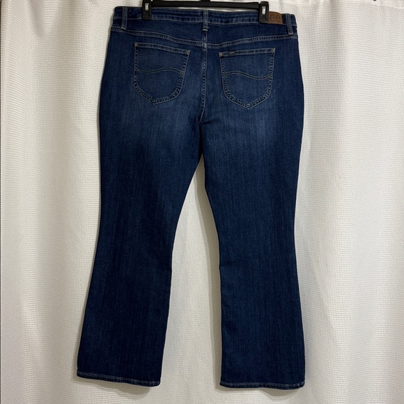 Lee regular fit boot cut Mid Rise denim jeans. Size 20M - Picture 3 of 5